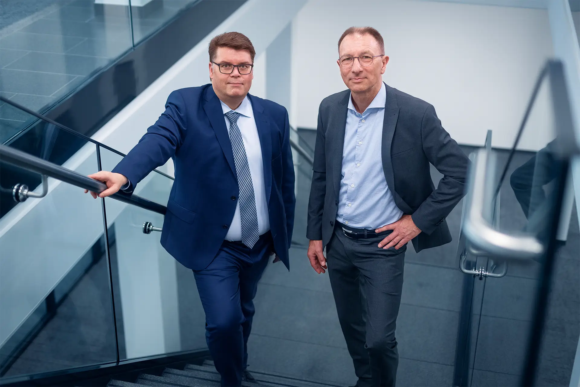 Bürgschaftsbank Sachsen Anhalt GmbH | Mittelständische Beteiligungsgesellschaft Sachsen-Anhalt mbH – Ermöglicherbericht 2023 – Die Geschäftsführer Gunnar Giese (links) und Heiko Paelecke (rechts)